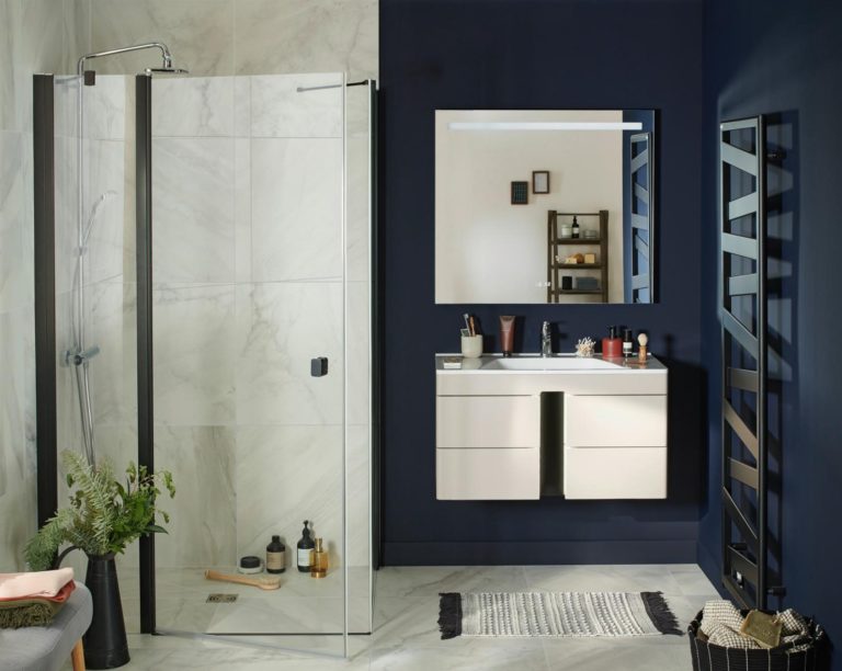 agencement salle de bain tendance et moderne avec douche italienne
