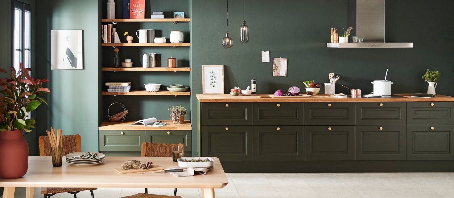 Meubles et rangements de cuisine dans des tons vert forêt
