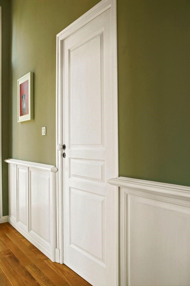 Porte intérieure blanche dans un couloir
