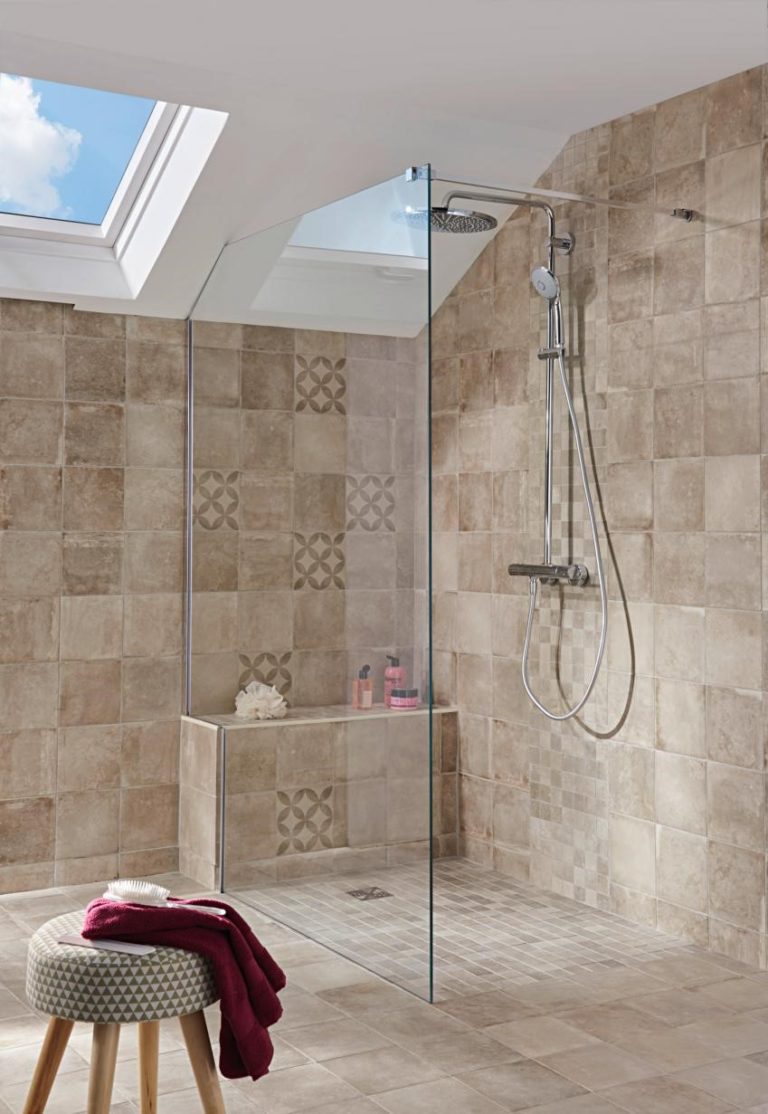 Douche à l'italienne avec parois vitrées et carrelage beige