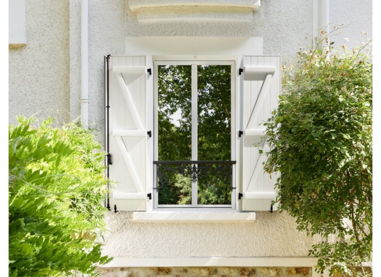 volets battants blanc en bois ouverts fenêtre extérieures