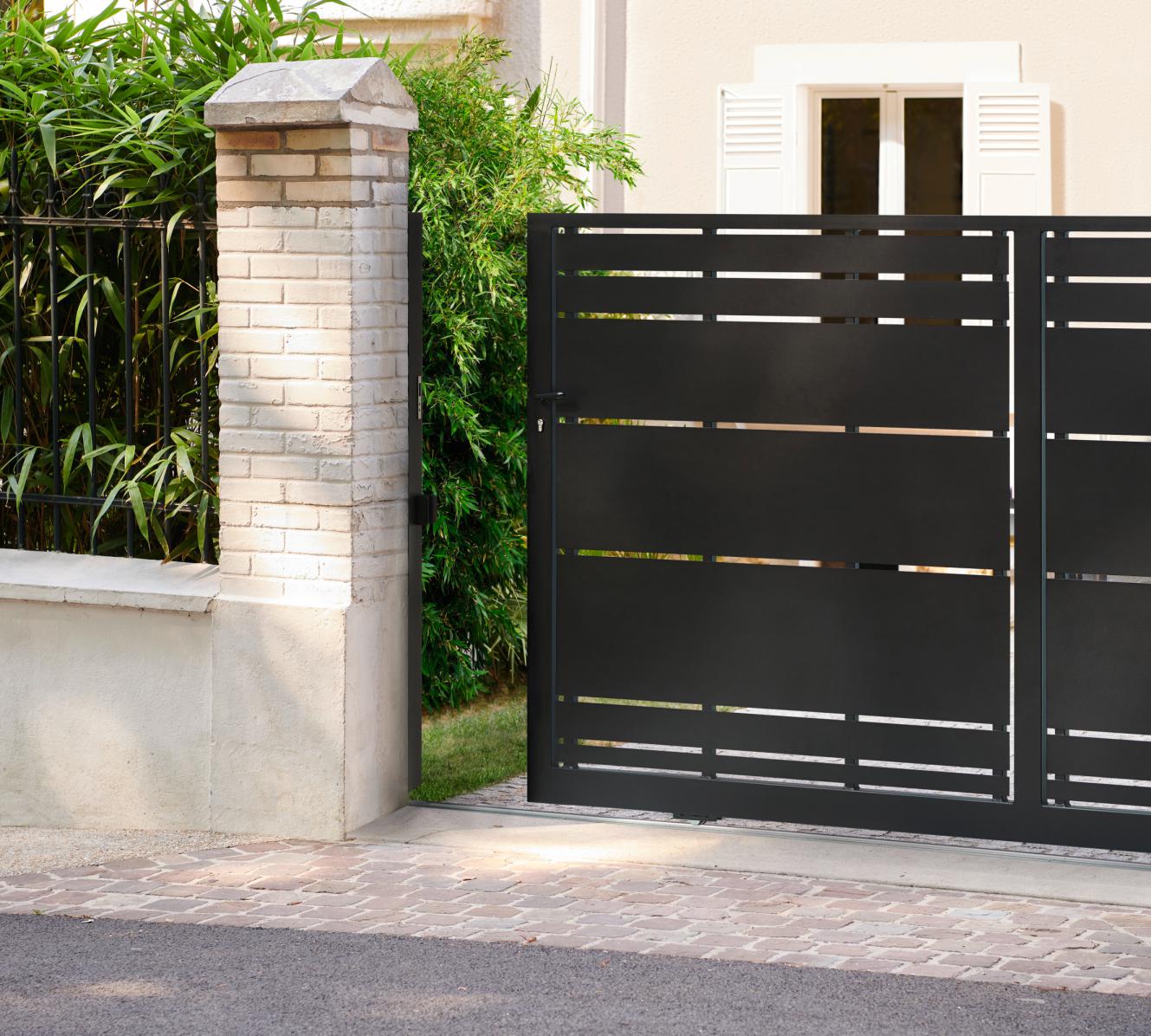 Portail noir maison
