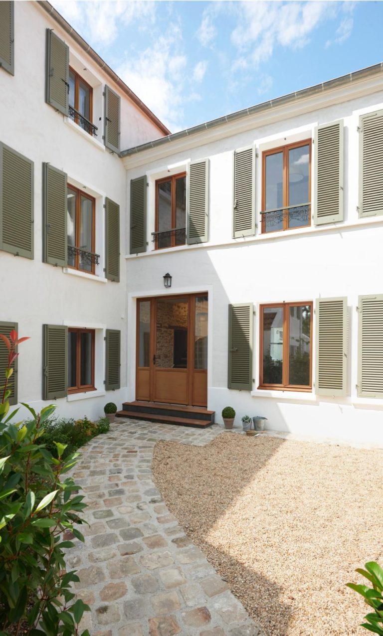 Porte-fenêtre en bois dans une cour d'immeuble