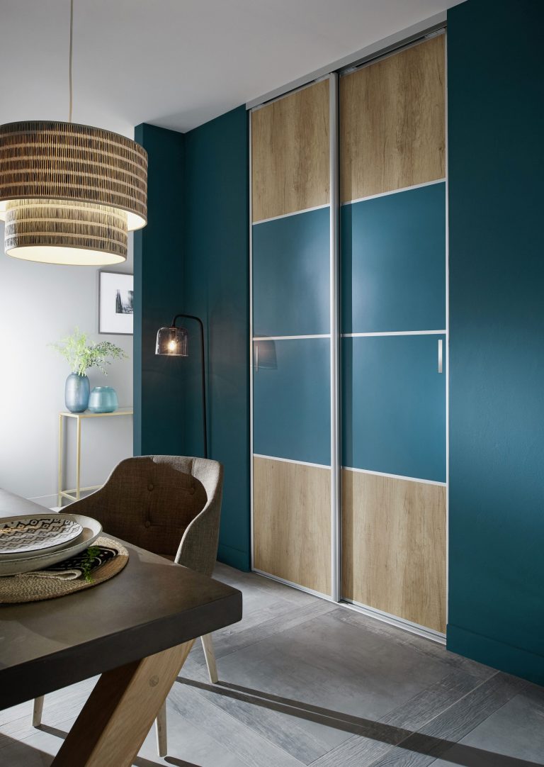 placard de chambre bleu et bois avec portes coulissantes