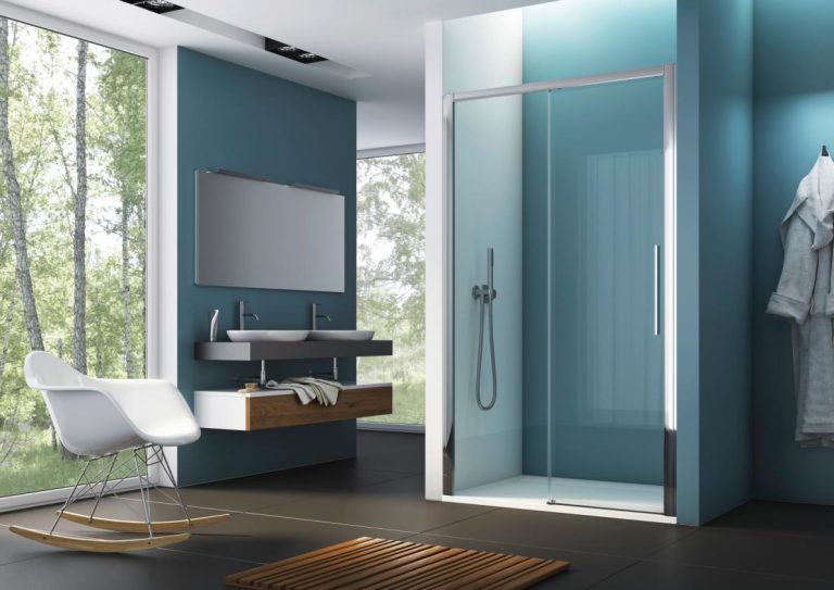 Salle de bains avec douche à l'italienne et baies vitrées