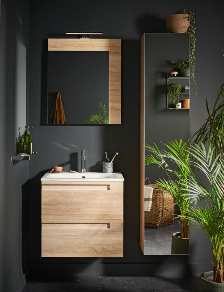 Salle de bain aux tons gris foncé et bois clair, avec des petites plantes