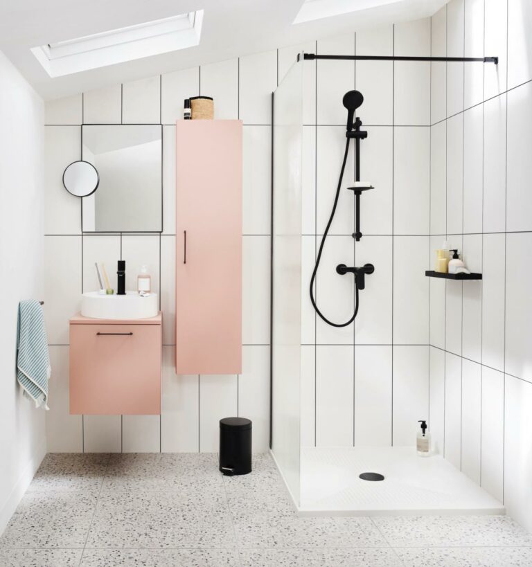 Salle de bains moderne rose et noir