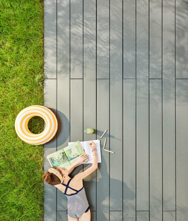 Enfant allongée sur les lames d'une terrasse