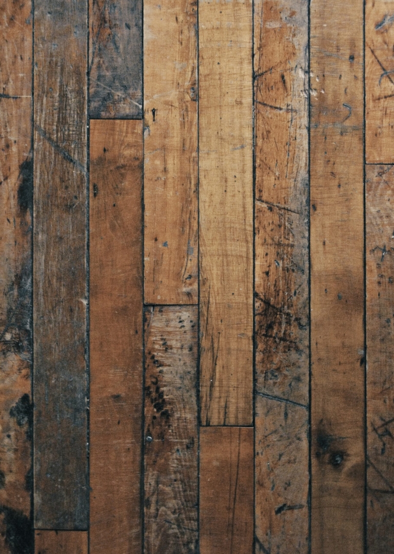 Humide parquet noirci